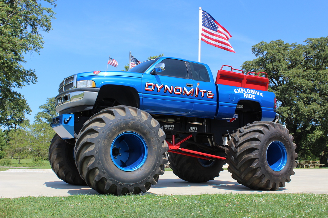 Включи трак. Додж монстр. Dodge Monster Truck. Додж из монстр траки. Монстр-трак 90x.